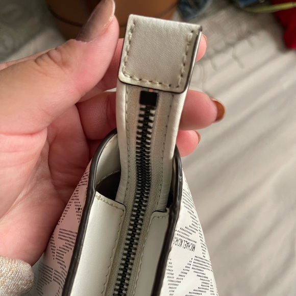 EXCLUSIVE Black & White MK tote - Picture 5 of 16